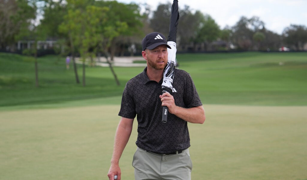 La ventaja de Daniel Berger se reduce a medida que el clima prepara otro domingo dramático en Bay Hill