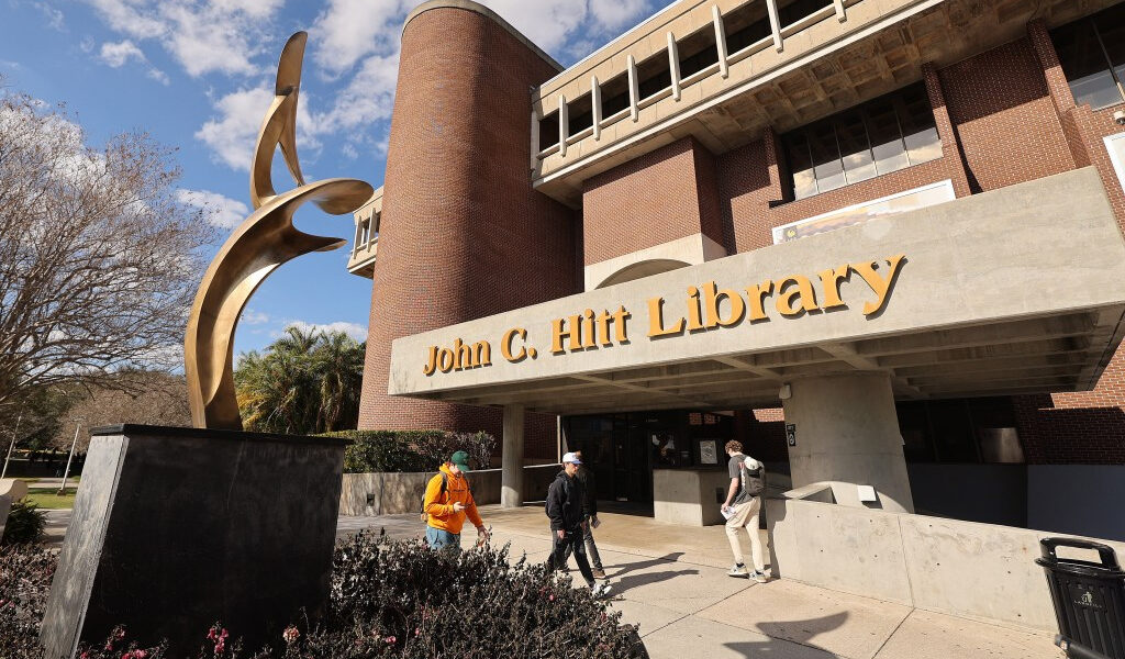 Florida aprueba la expansión del programa de tutores para colegios y universidades