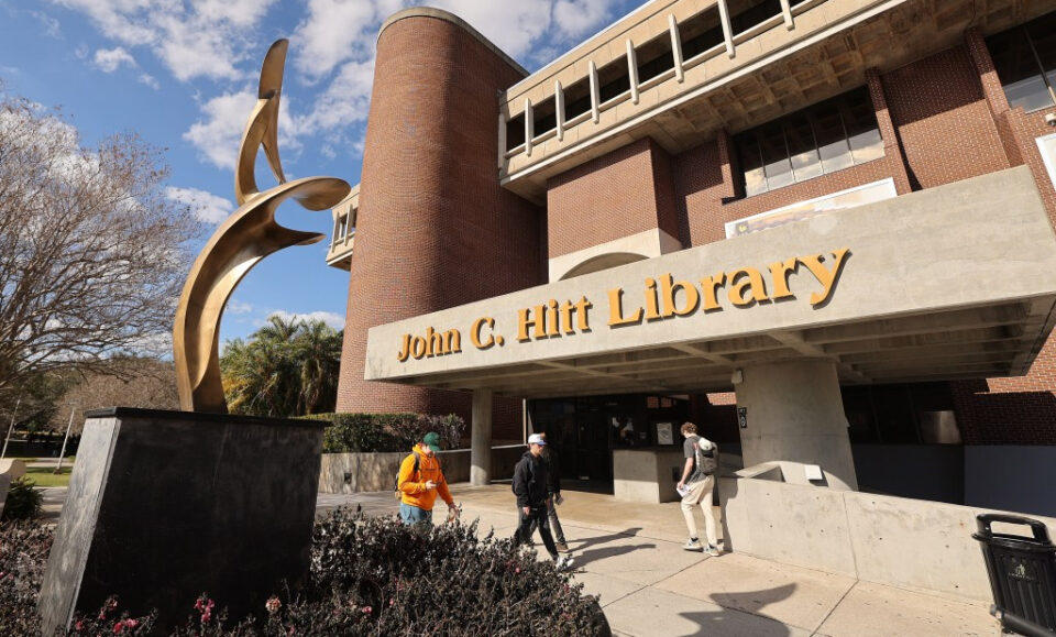 Florida aprueba la expansión del programa de tutores para colegios y universidades