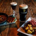 Para el Día de San Patricio, dos pubs irlandeses locales ofrecen comida auténtica
