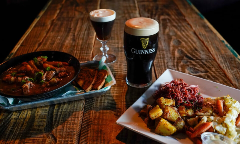 Para el Día de San Patricio, dos pubs irlandeses locales ofrecen comida auténtica