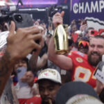 Estilo Hollywood! Taylor Swift y Travis Kelce con el beso ms esperado del Super Bowl
