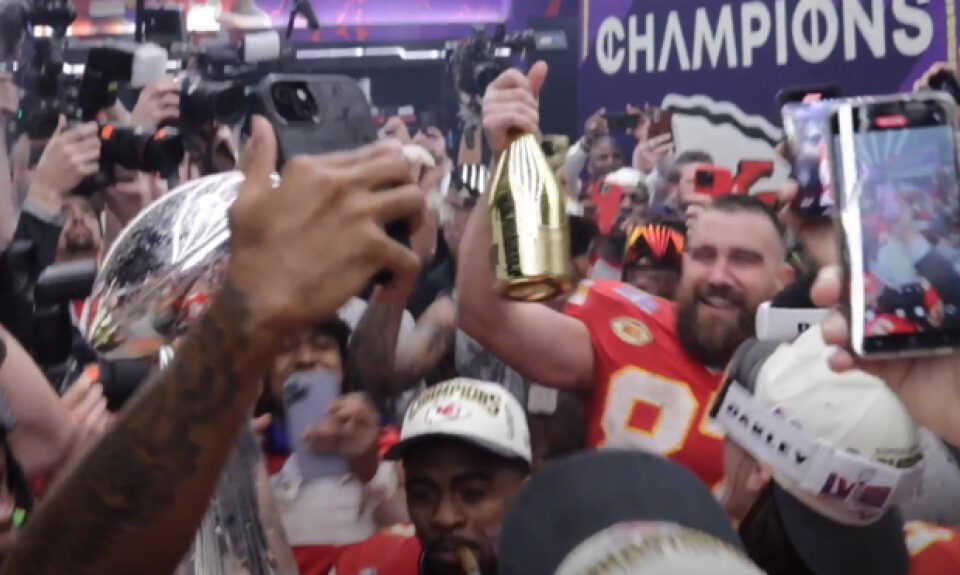 Estilo Hollywood! Taylor Swift y Travis Kelce con el beso ms esperado del Super Bowl