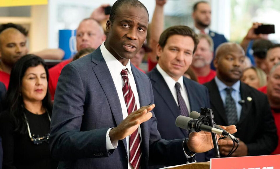 Maxwell: Con el aumento del sarampión en Florida, DeSantis recibe rechazo a la vacuna