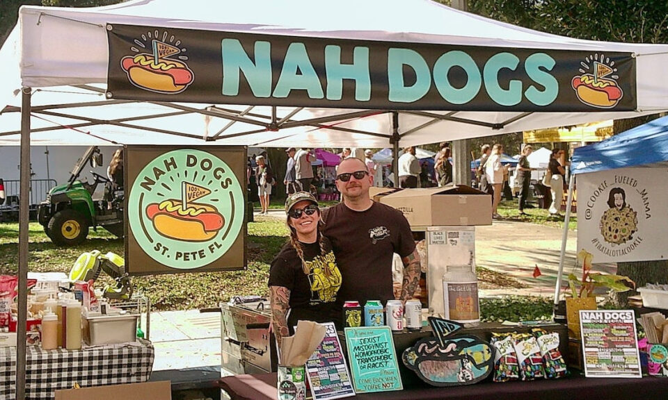 Popular tienda emergente de hot dogs veganos que se muda a un edificio en el centro de St. Pete