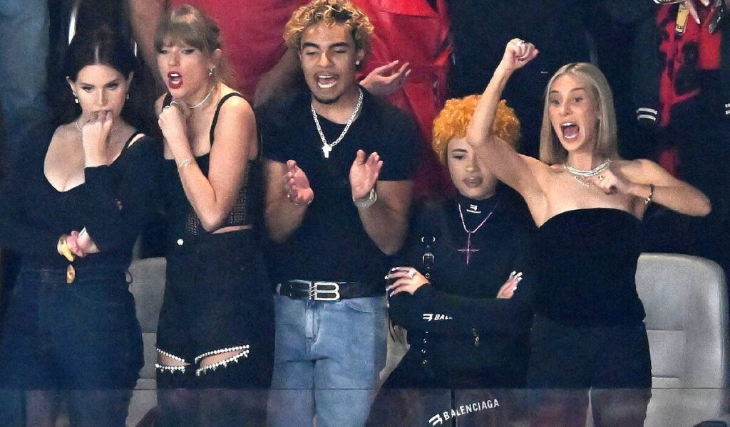 Lana del Rey festeja con Taylor Swift en el Super Bowl y sufre cada