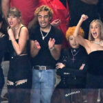 Lana del Rey festeja con Taylor Swift en el Super Bowl y sufre cada