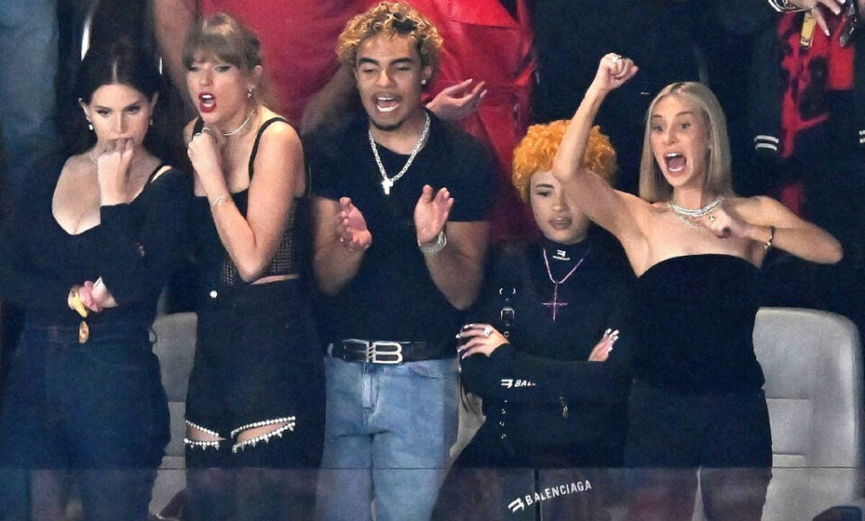 Lana del Rey festeja con Taylor Swift en el Super Bowl y sufre cada