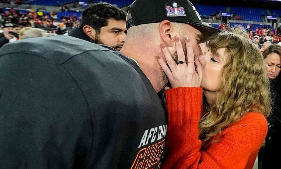 Travis Kelce se gan un beso en la boca de Taylor Swift al convertirse en el mayor receptor en playoff de la NFL