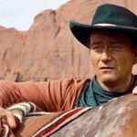 Scott Eyman, autor de una biografía de John Wayne, asegura que era muy diferente a la imagen que proyectaba: «Odiaba estar solo»