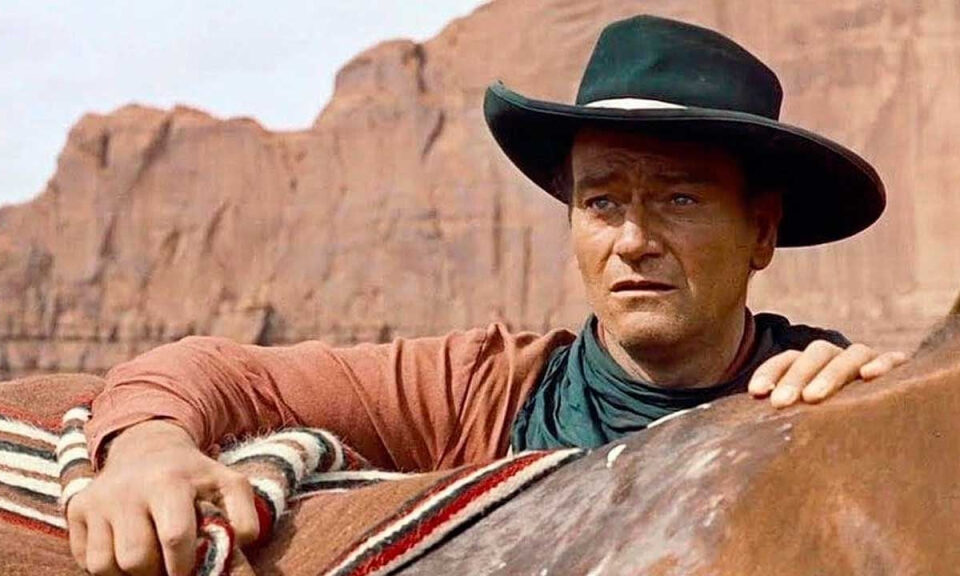 Scott Eyman, autor de una biografía de John Wayne, asegura que era muy diferente a la imagen que proyectaba: «Odiaba estar solo»