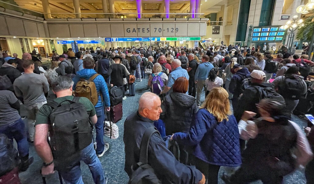 Largas colas por seguridad en el Aeropuerto Internacional de Orlando en medio del debate sobre la financiación de la TSA