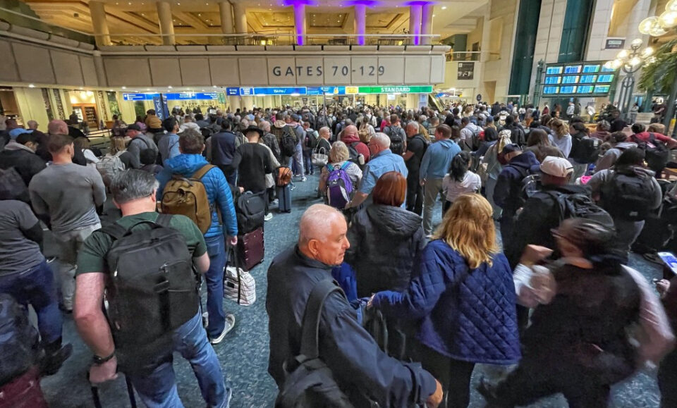 Largas colas por seguridad en el Aeropuerto Internacional de Orlando en medio del debate sobre la financiación de la TSA