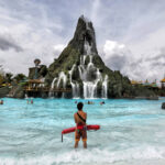 La medida para desregular aún más las piscinas de surf de Florida se hunde