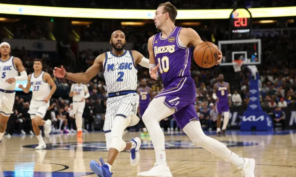El triple ganador de Luke Kennard que salvó la racha de triunfos de Los Angeles Lakers | Sporting News Argentina