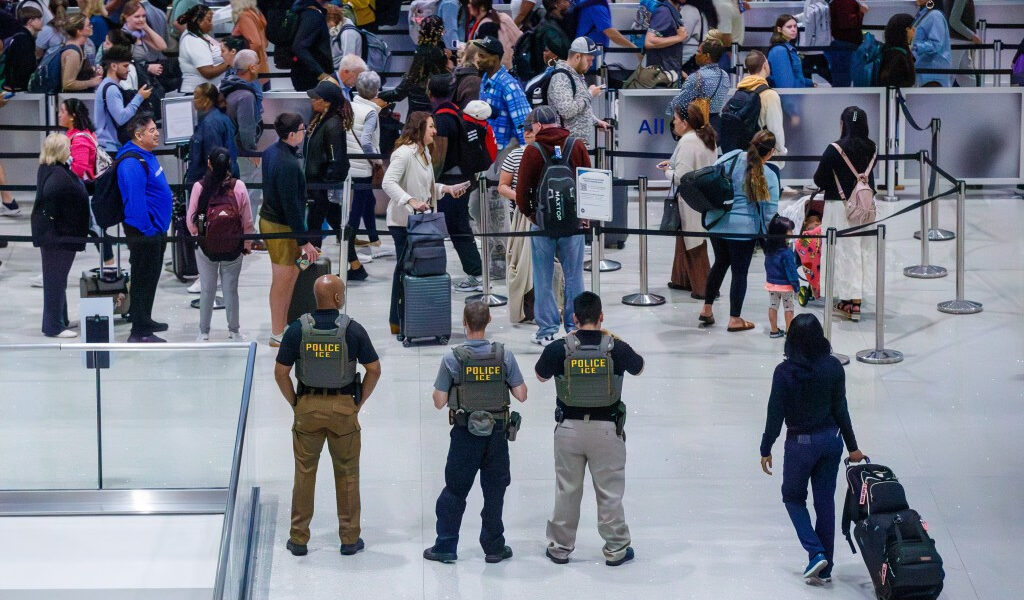 Oficiales de ICE llegan a los puntos de control de la TSA en el aeropuerto, pero no en Orlando