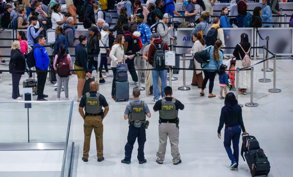 Oficiales de ICE llegan a los puntos de control de la TSA en el aeropuerto, pero no en Orlando