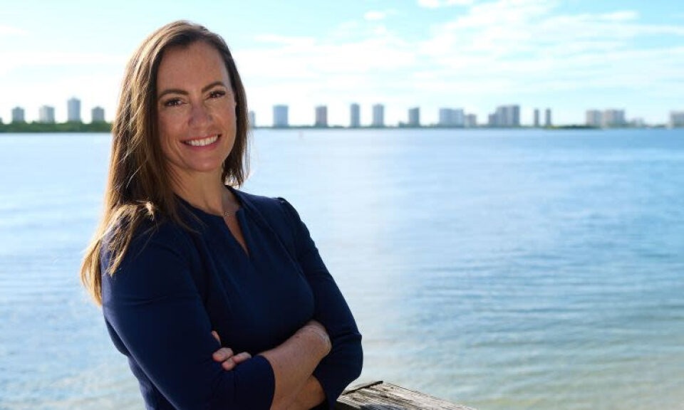Demócrata Emily Gregory ganará elección en distrito de Florida profundamente republicano que incluye Mar-a-Lago, proyecta CNN | CNN