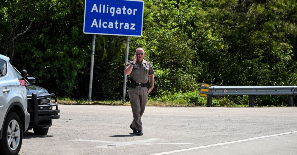 Jueza ordena a ICE permitir a migrantes acceso a abogados en centro de detención ‘Alligator Alcatraz’