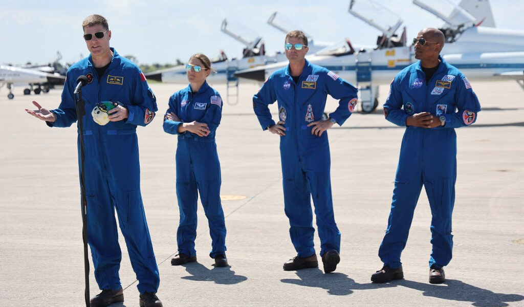 Los astronautas de Artemis II llegan al Centro Espacial Kennedy antes del lanzamiento de la próxima semana