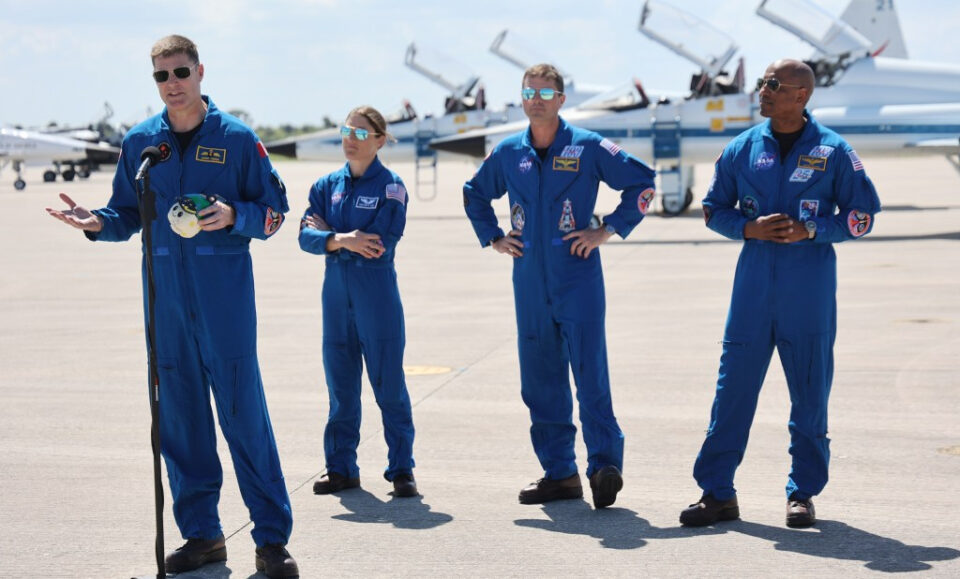 Los astronautas de Artemis II llegan al Centro Espacial Kennedy antes del lanzamiento de la próxima semana