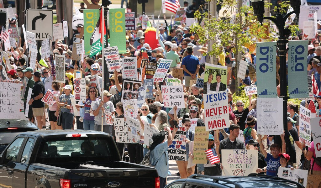 Las manifestaciones «No Kings» en Florida Central atraen multitudes