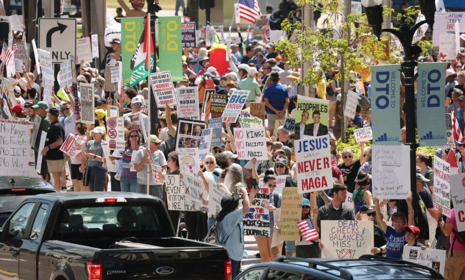 Las manifestaciones «No Kings» en Florida Central atraen multitudes