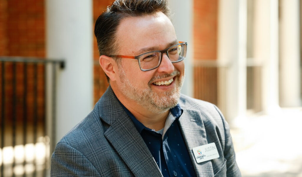 Justin Muchoney está construyendo comunidad, una nota musical a la vez