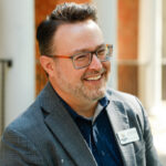 Justin Muchoney está construyendo comunidad, una nota musical a la vez