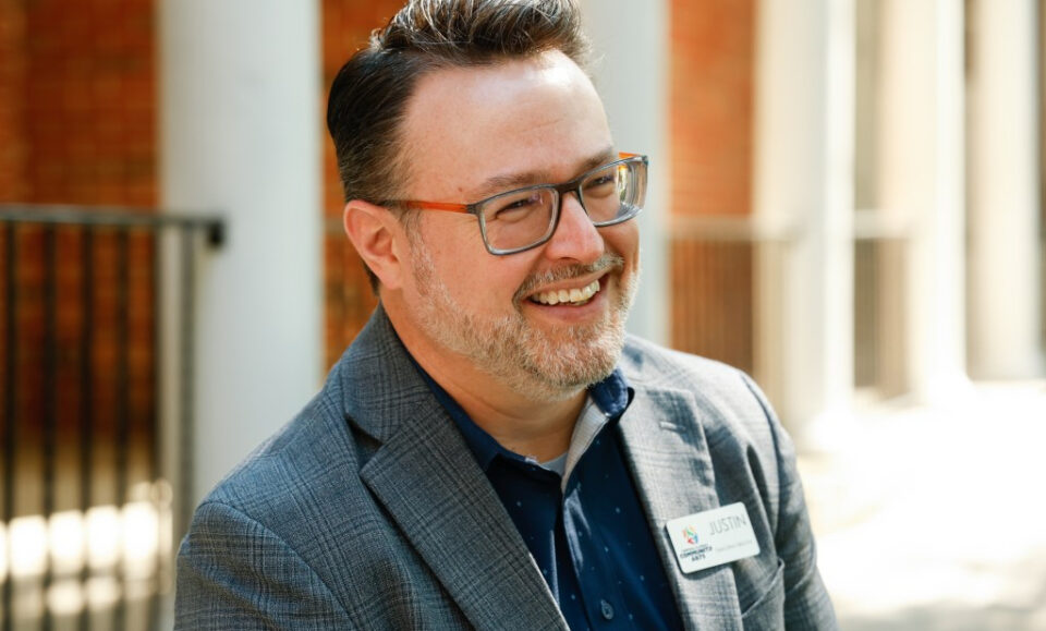 Justin Muchoney está construyendo comunidad, una nota musical a la vez