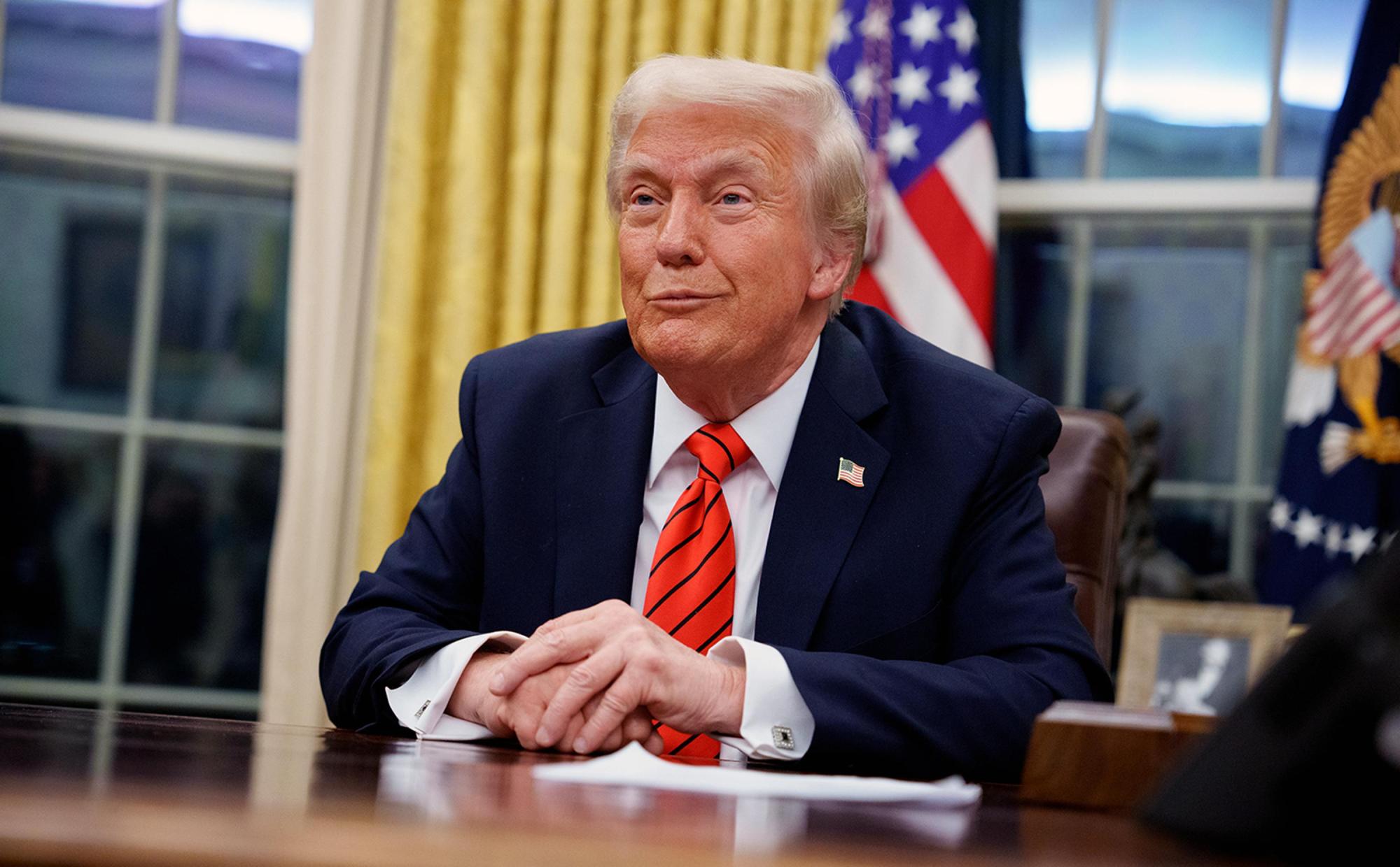 El presidente estadounidense Donald Trump reacciona a una pregunta de un periodista después de firmar una serie de órdenes ejecutivas en la Casa Blanca el 10 de febrero de 2025, en Washington, DC. La administración Trump está poniendo fin a los programas de libertad condicional para reunificación familiar para Cuba, Haití y otros seis países latinoamericanos, en otro golpe a la migración legal desde la región. (Andrew Harnik/Getty Images Norteamérica/TNS)
