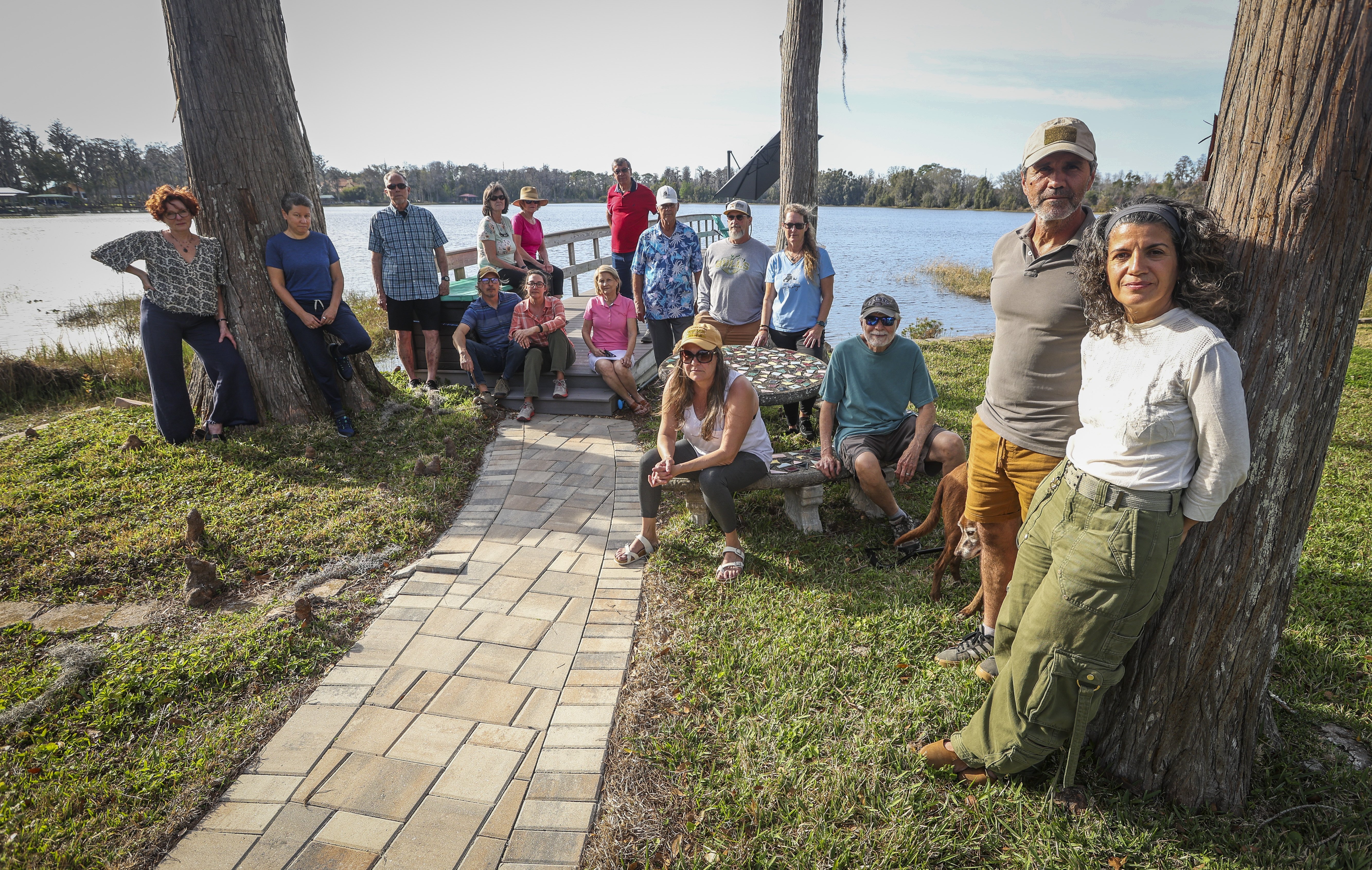 Un grupo de propietarios de viviendas de Lutz posan para una fotografía junto al lago Crenshaw. Están molestos por el sonido de disparos desde una casa cercana. (Tiempos de la Bahía de Tampa)