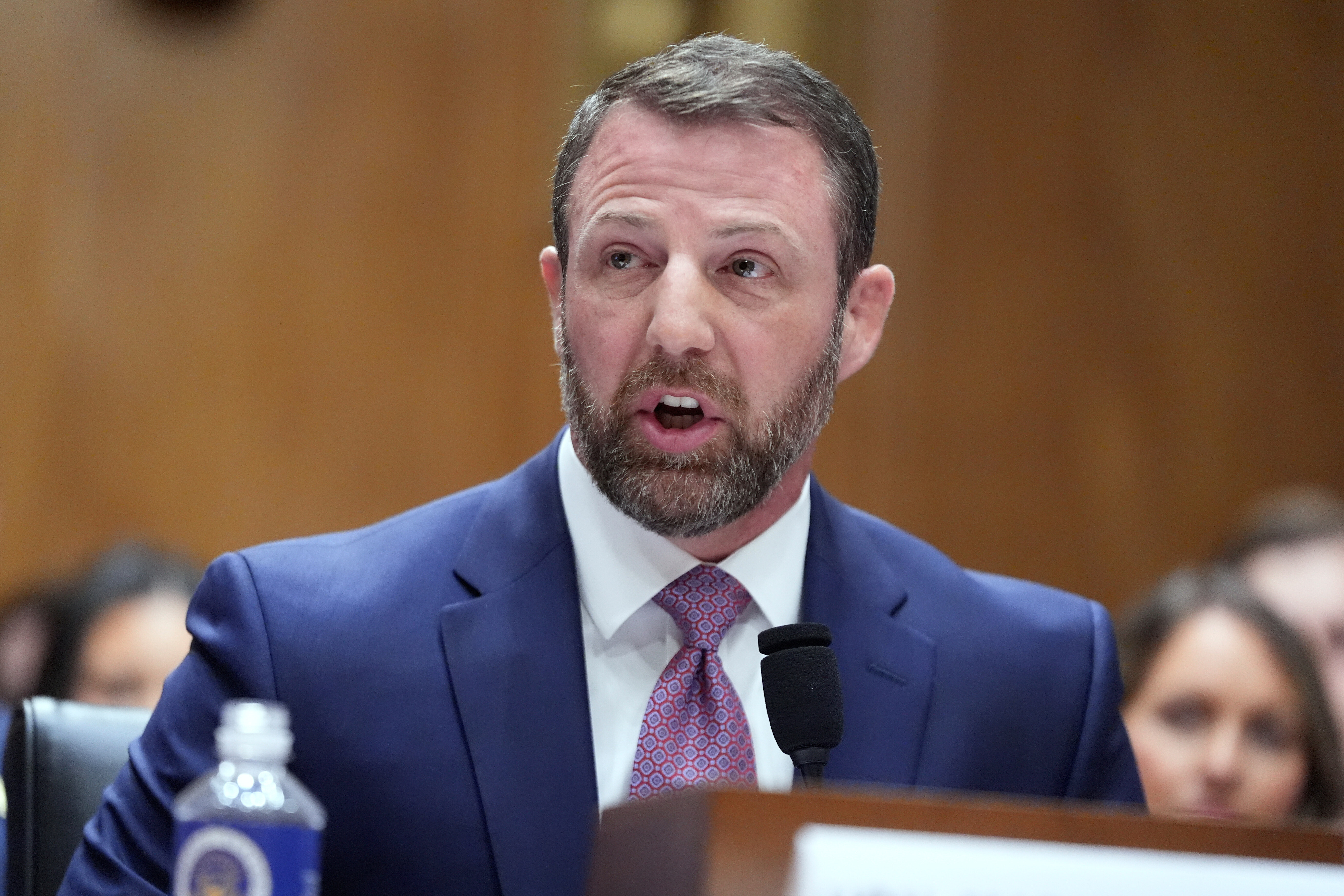 El senador Markwayne Mullin testifica durante una audiencia del Comité Senatorial de Seguridad Nacional y Asuntos Gubernamentales.