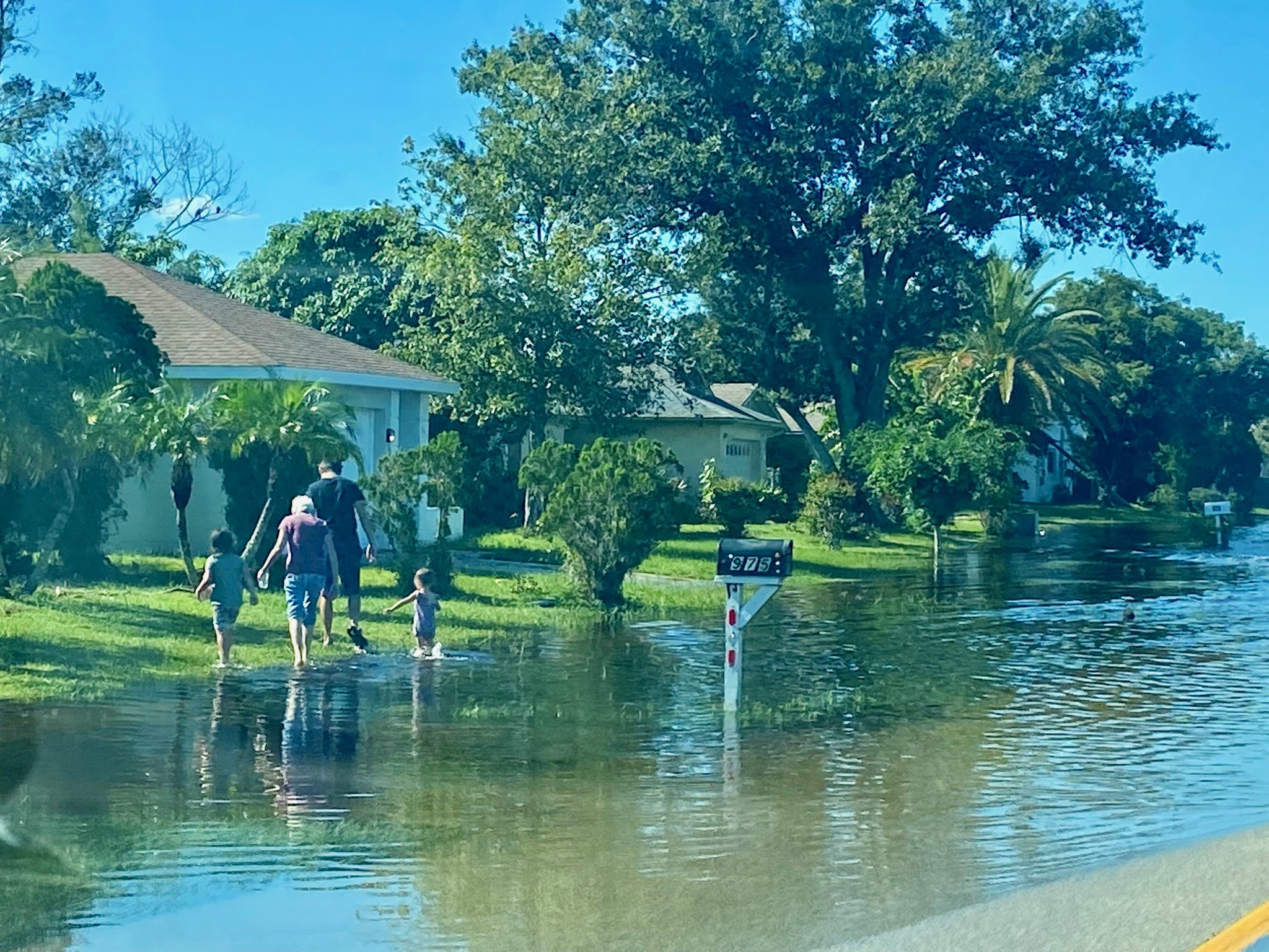 Las familias se vieron obligadas a evacuar durante el huracán Irma en 2022 en la comunidad de Buenaventura Lakes. (Oficina del Representante Darren Soto)