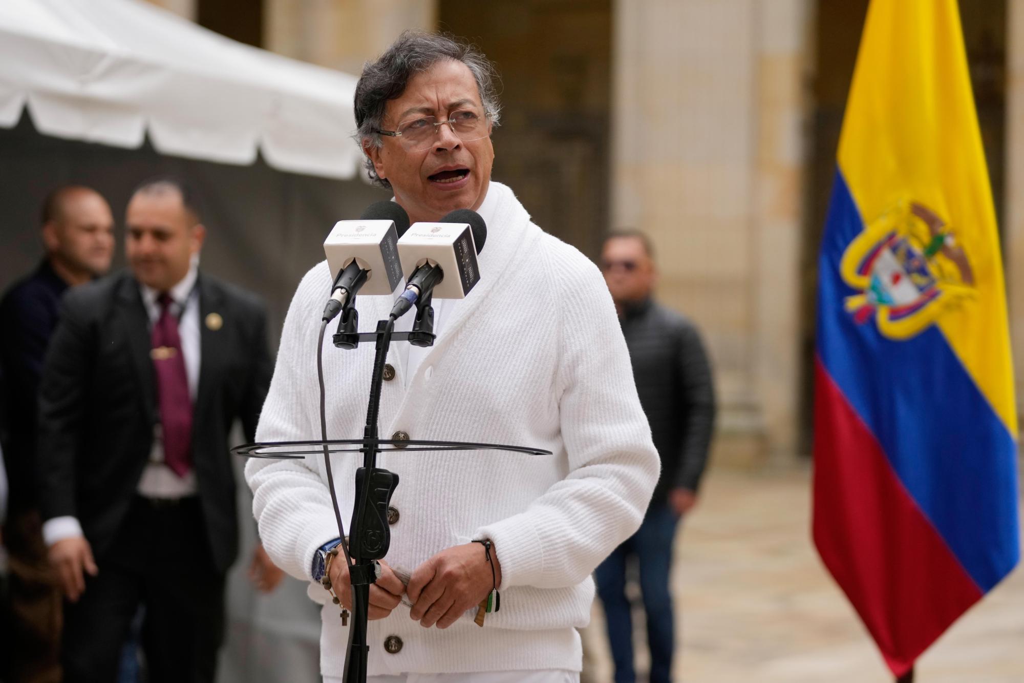 El presidente de Colombia, Gustavo Petro, habla después de votar durante las elecciones legislativas en Bogotá, Colombia, el domingo 8 de marzo de 2026. (Foto AP/Fernando Vergara)