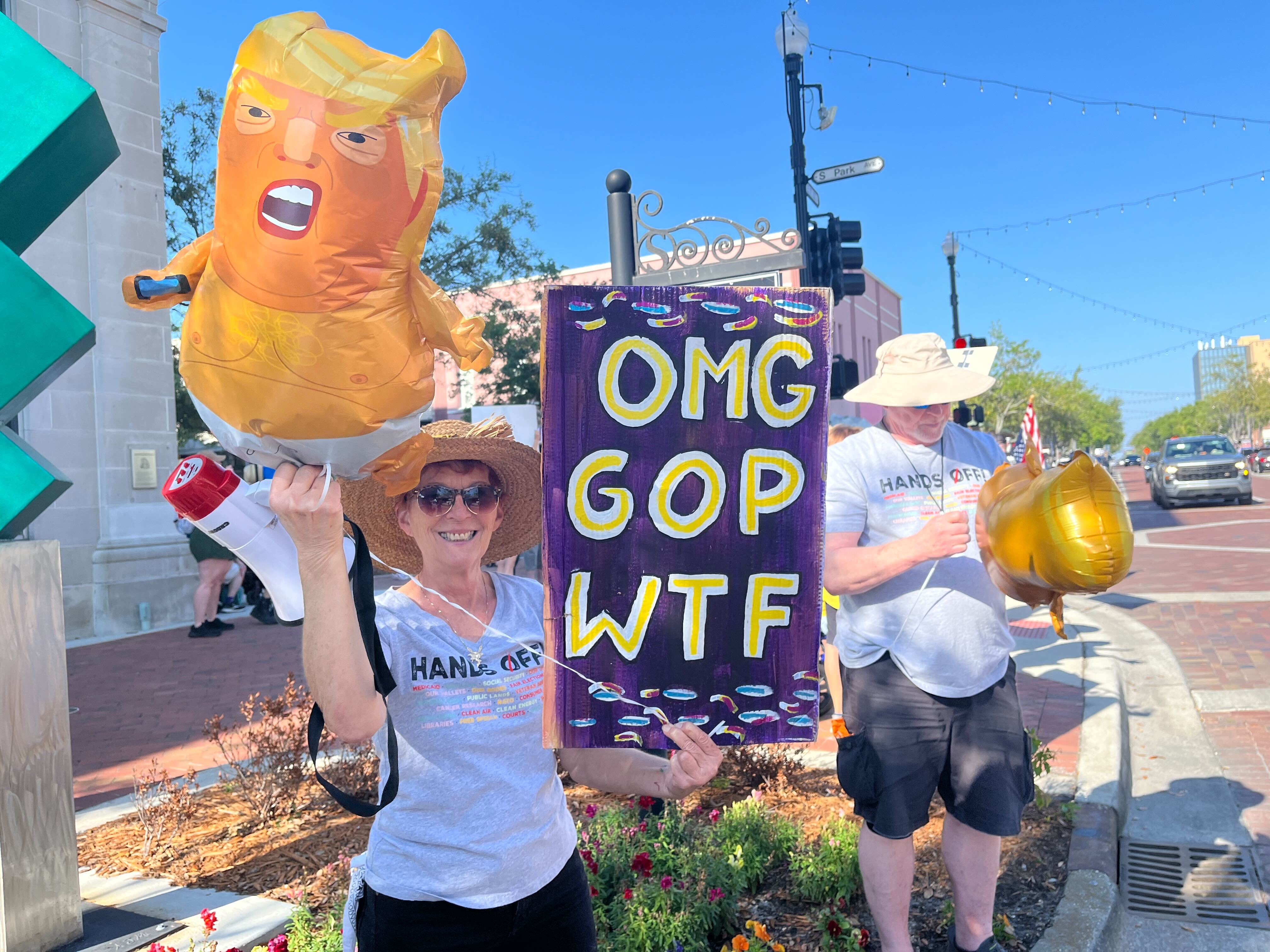 Kendra Musselle, izquierda, residente del condado de Seminole participa en la