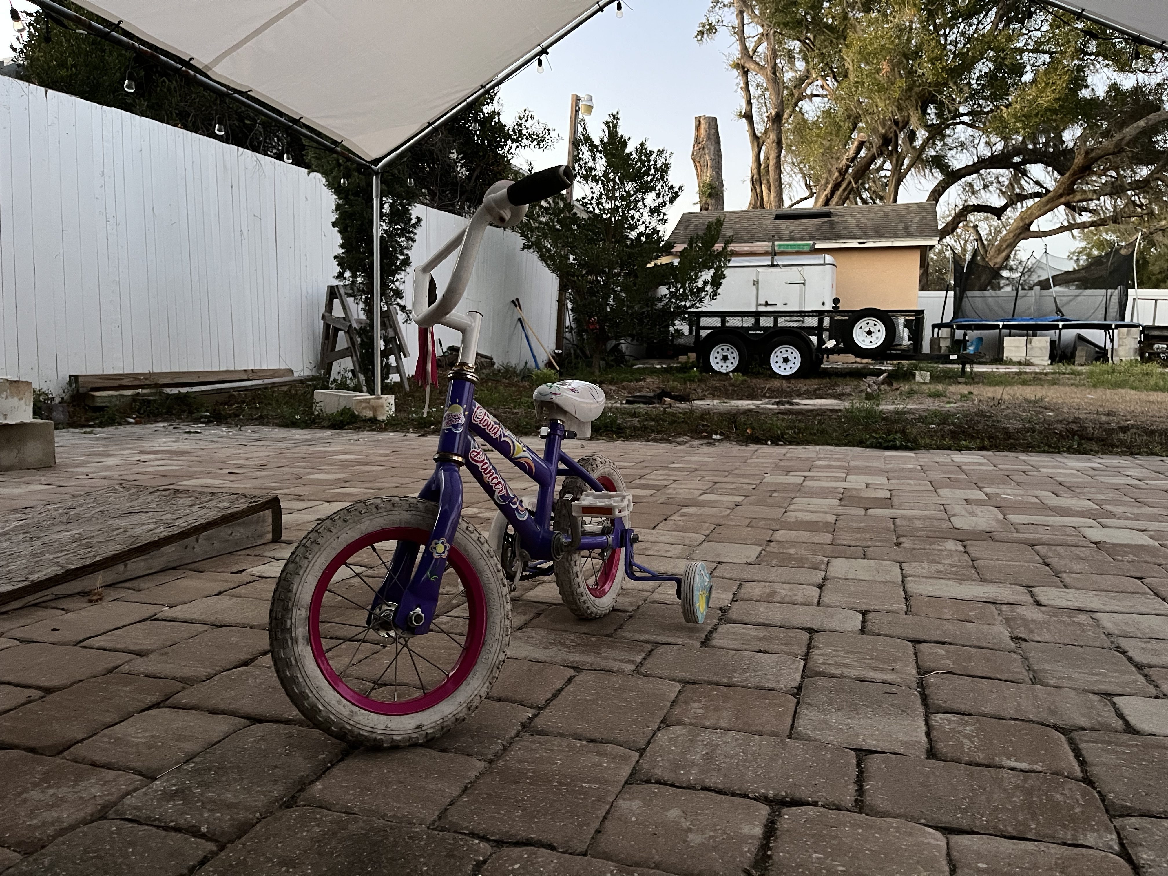 La bicicleta de una niña de 4 años cuya madre cedió la custodia temporal de su hijo a su madrina por temor a ser deportada por el Servicio de Inmigración y Control de Aduanas. Es una tendencia creciente en toda la comunidad de inmigrantes de Florida Central, dicen abogados y defensores. (Natalia Jaramillo/Orlando Sentinel)  