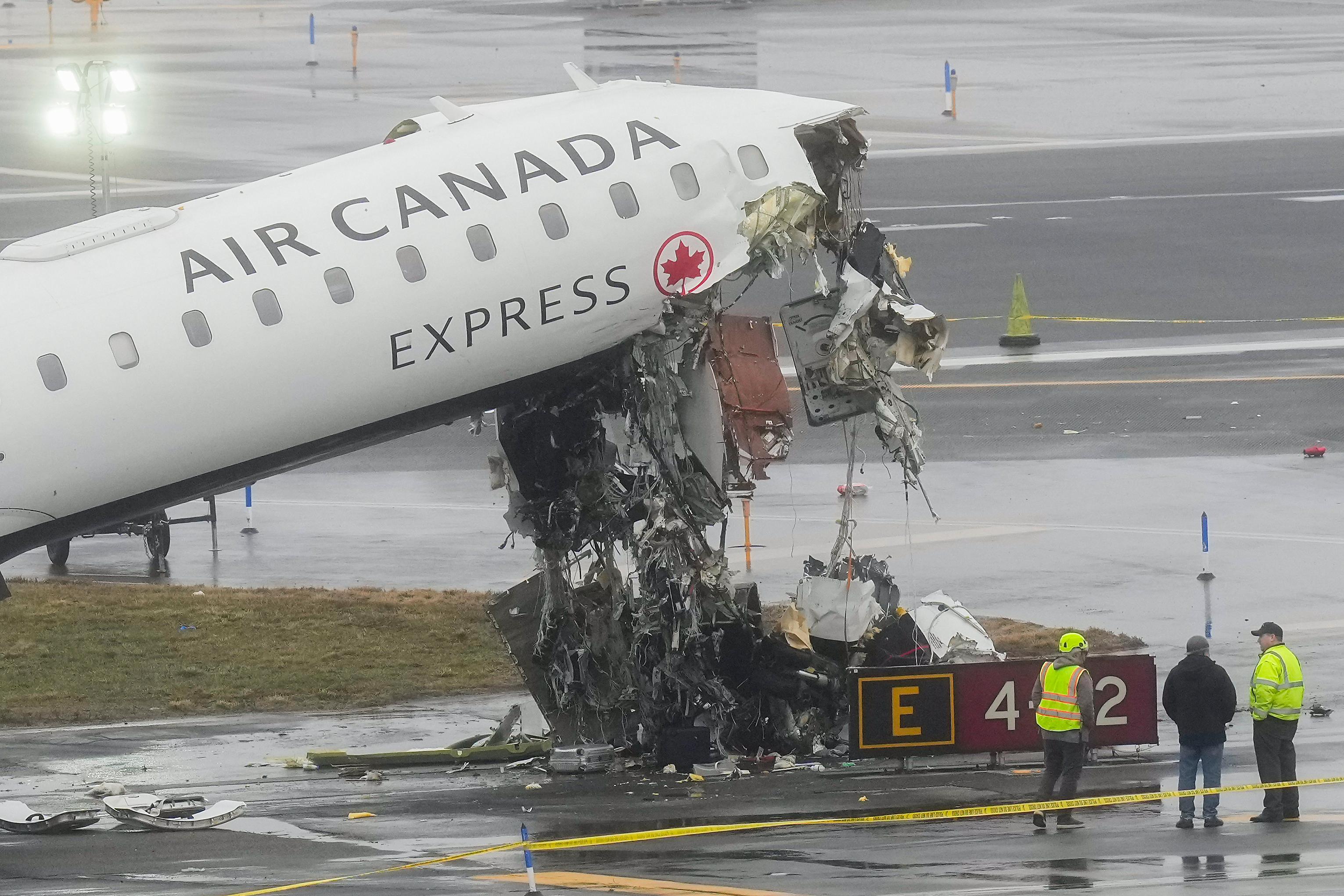 Las autoridades investigan el lugar, el lunes 23 de marzo de 2026, donde un avión de Air Canada se detuvo después de chocar con un camión de bomberos de la Autoridad Portuaria en el aeropuerto LaGuardia, poco después de aterrizar el domingo por la noche en Nueva York. (Foto AP/Seth Wenig)