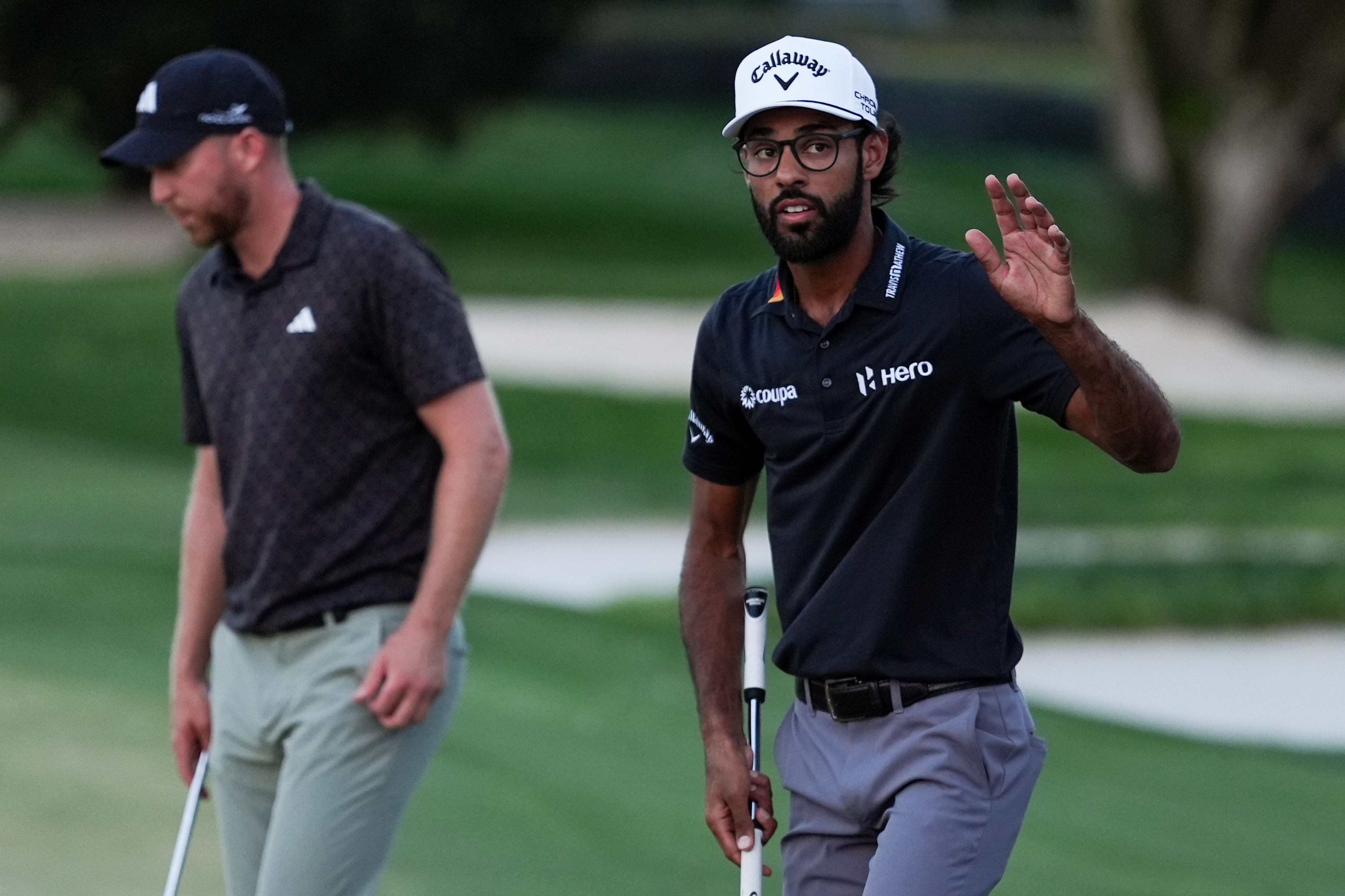 Akshay Bhatia saluda a la galería después de hacer un putt en el hoyo 15 durante la tercera ronda del Arnold Palmer Invitational el sábado en Bay Hill Club & Lodge en Orlando. (Foto AP/Matt Slocum)
