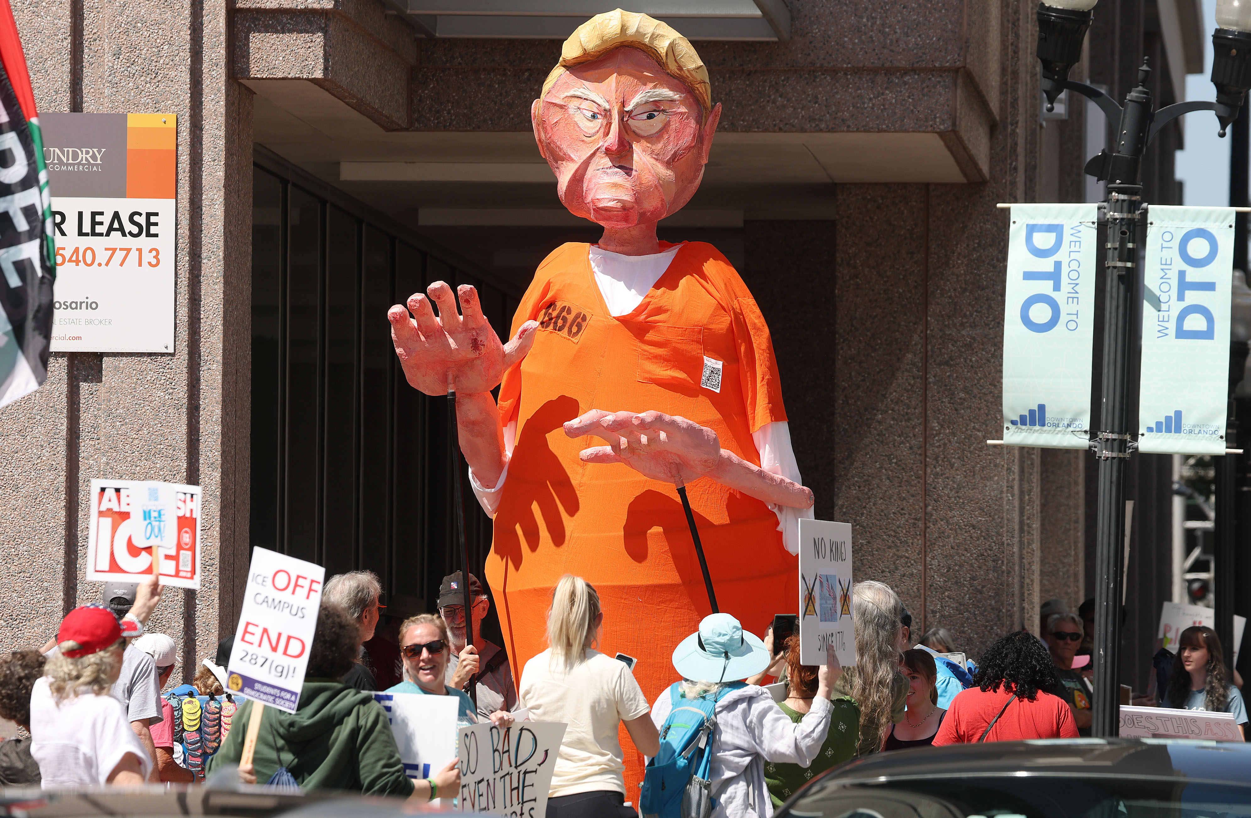Los manifestantes muestran una gran figura de Trump mientras se unen a miles frente al Ayuntamiento de Orlando el sábado 28 de marzo de 2017 por la tarde como parte de las protestas No Kings en todo el país. (Stephen M. Dowell/Orlando Sentinel)