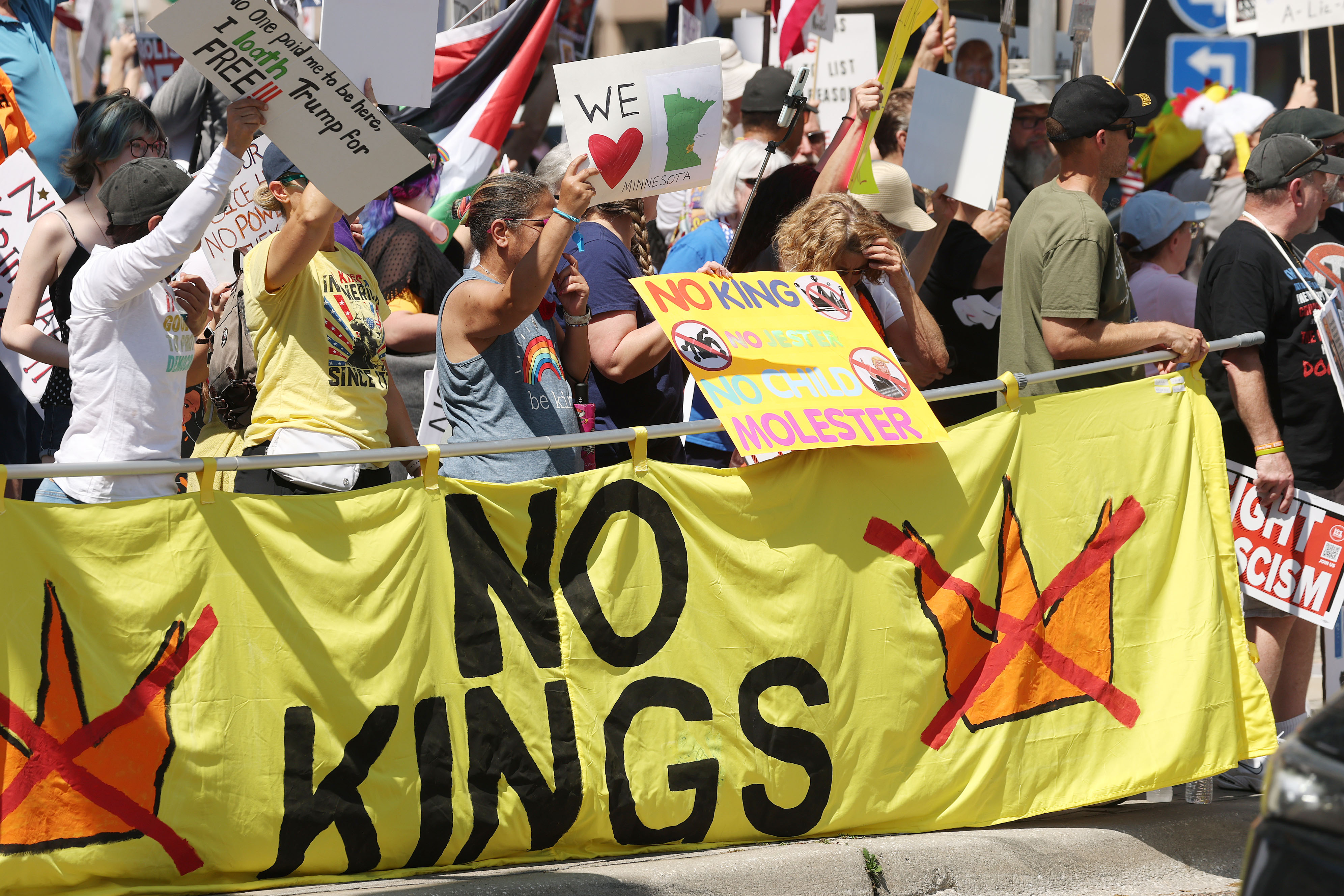 Los manifestantes ondean carteles al tráfico que pasa mientras se unen a miles frente al Ayuntamiento de Orlando el sábado 28 de marzo de 2017 por la tarde como parte de las protestas No Kings en todo el país. (Stephen M. Dowell/Orlando Sentinel)