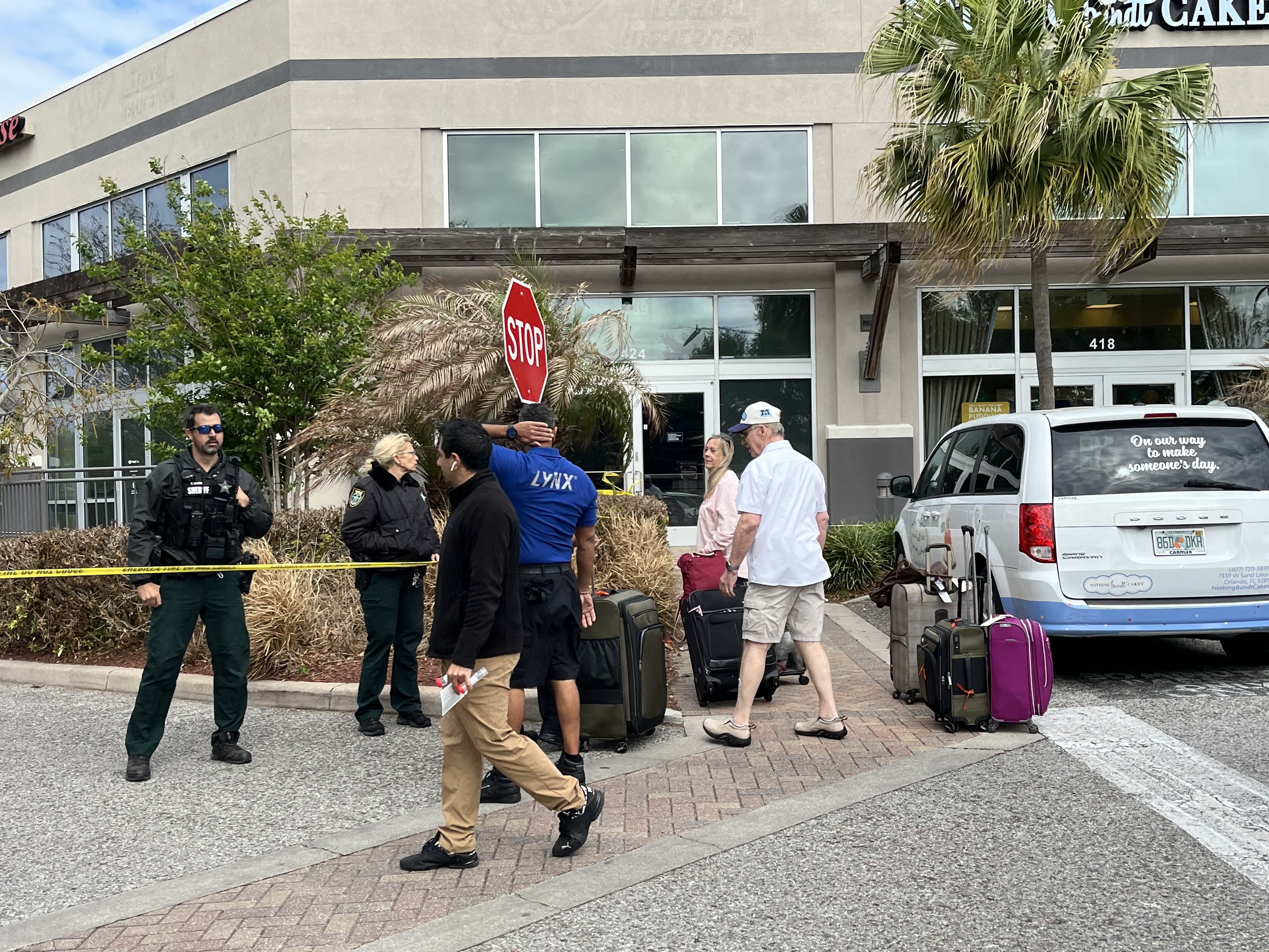Residentes afuera de los apartamentos The Rialto en Dr. Phillips con sus pertenencias empacadas en maletas después de ser evacuados del apartamento esa mañana después de que se encontraron signos de inestabilidad estructural. (Silas Morgan/Orlando Sentinel)