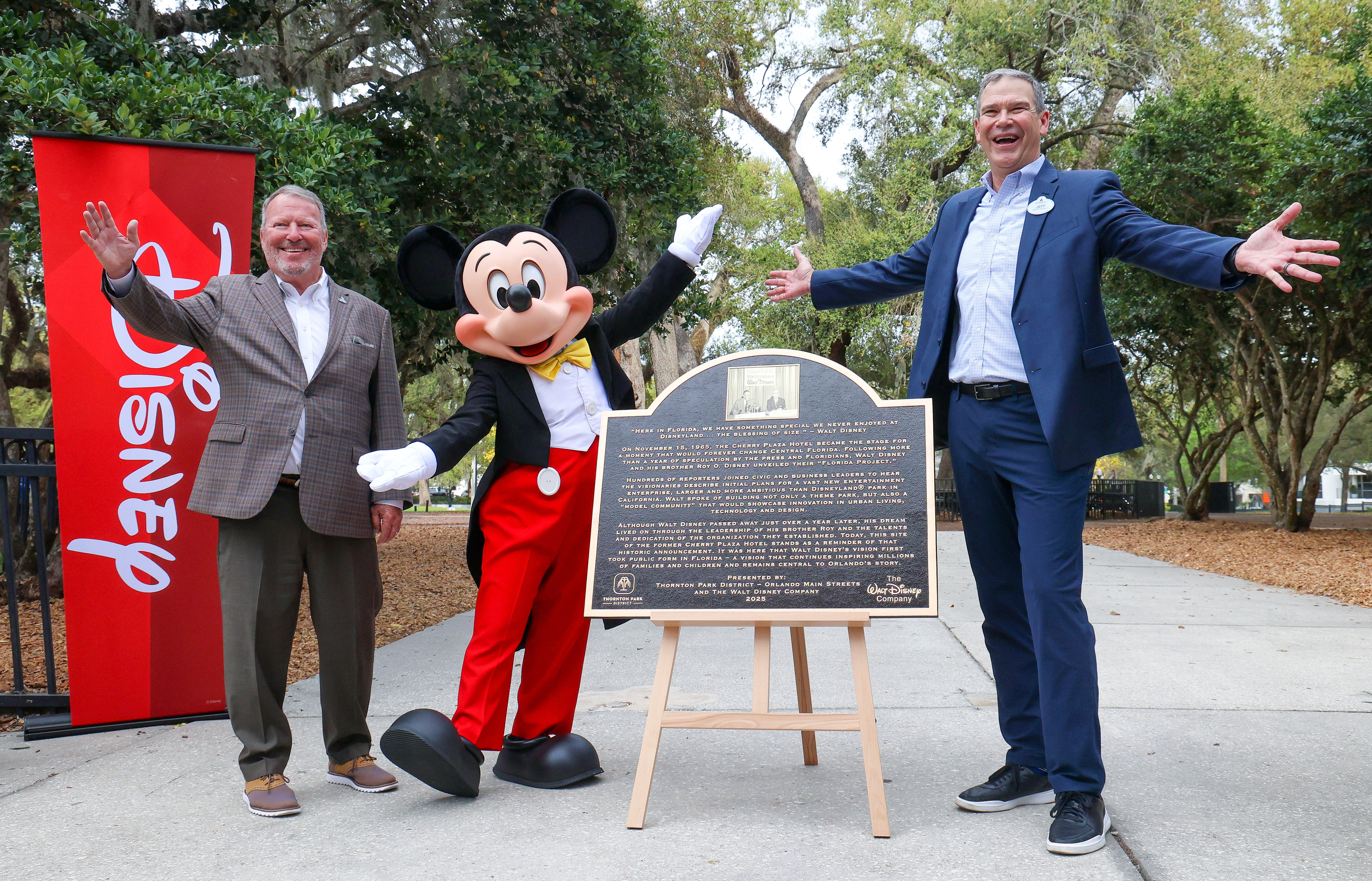 El alcalde de Orlando, Buddy Dyer, izquierda, y el presidente de Walt Disney World...