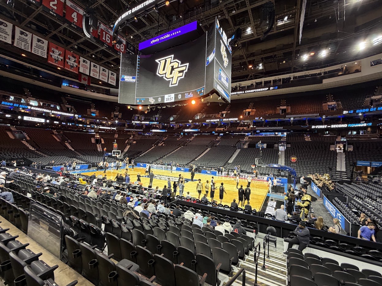 El equipo de baloncesto masculino de la UCF sale a la cancha del Xfinity Mobile Arena en Filadelfia, Pensilvania, el jueves para una sesión de práctica antes del partido de primera ronda de los Knights contra UCLA el viernes. (Orlando Sentinel/Matt Murschel)