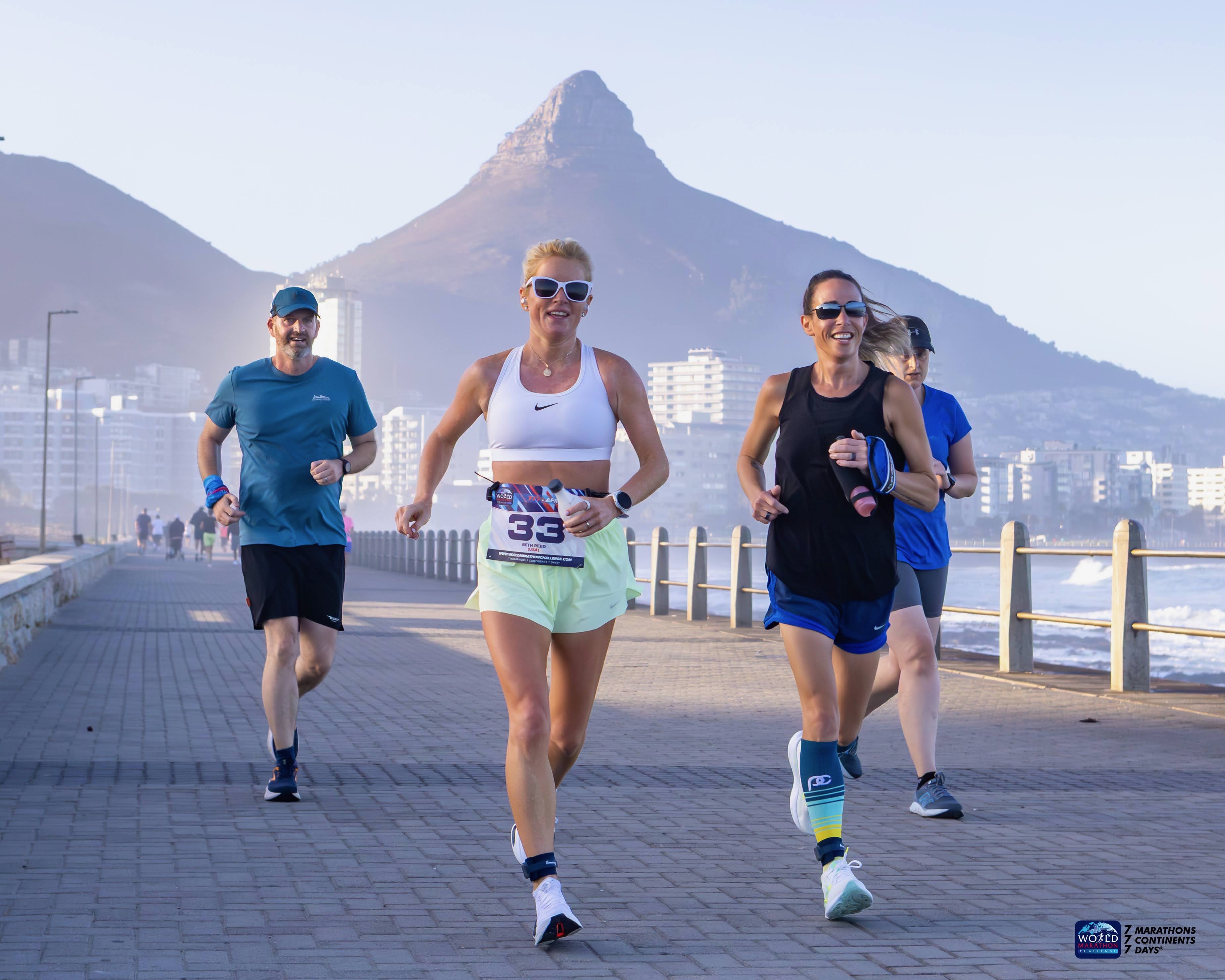 Beth Reed, residente de Orlando, corre en Ciudad del Cabo, Sudáfrica, durante el World Marathon Challenge, en el que corredores completaron siete maratones en otros tantos días en los siete continentes. (Richard Ducker/Cortesía de World Marathon Challenge)