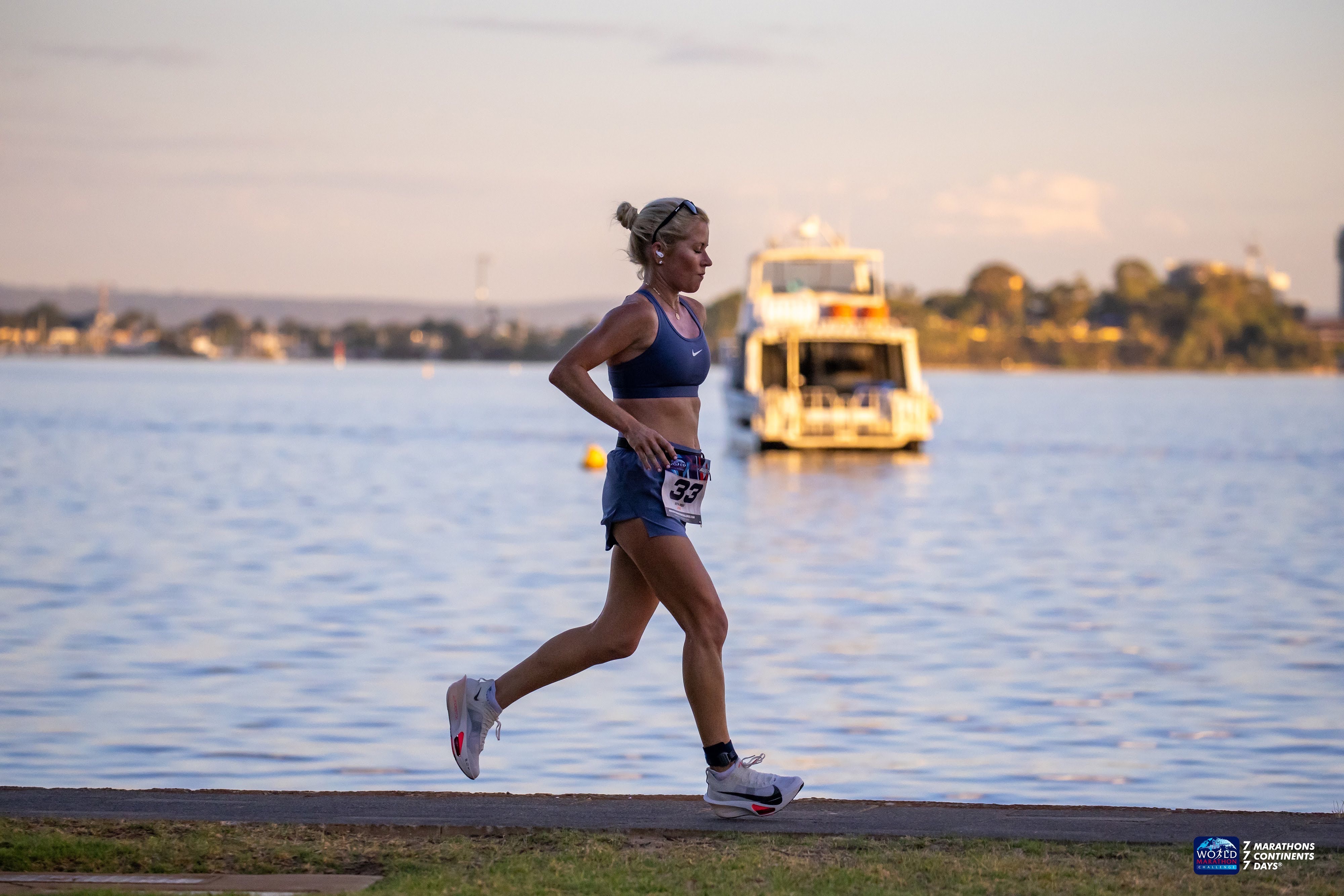 Beth Reed, residente de Orlando, corre en Perth, Australia, durante el World Marathon Challenge, en el que corredores completaron siete maratones en la misma cantidad de días en los siete continentes. (Richard Ducker/Cortesía de World Marathon Challenge)