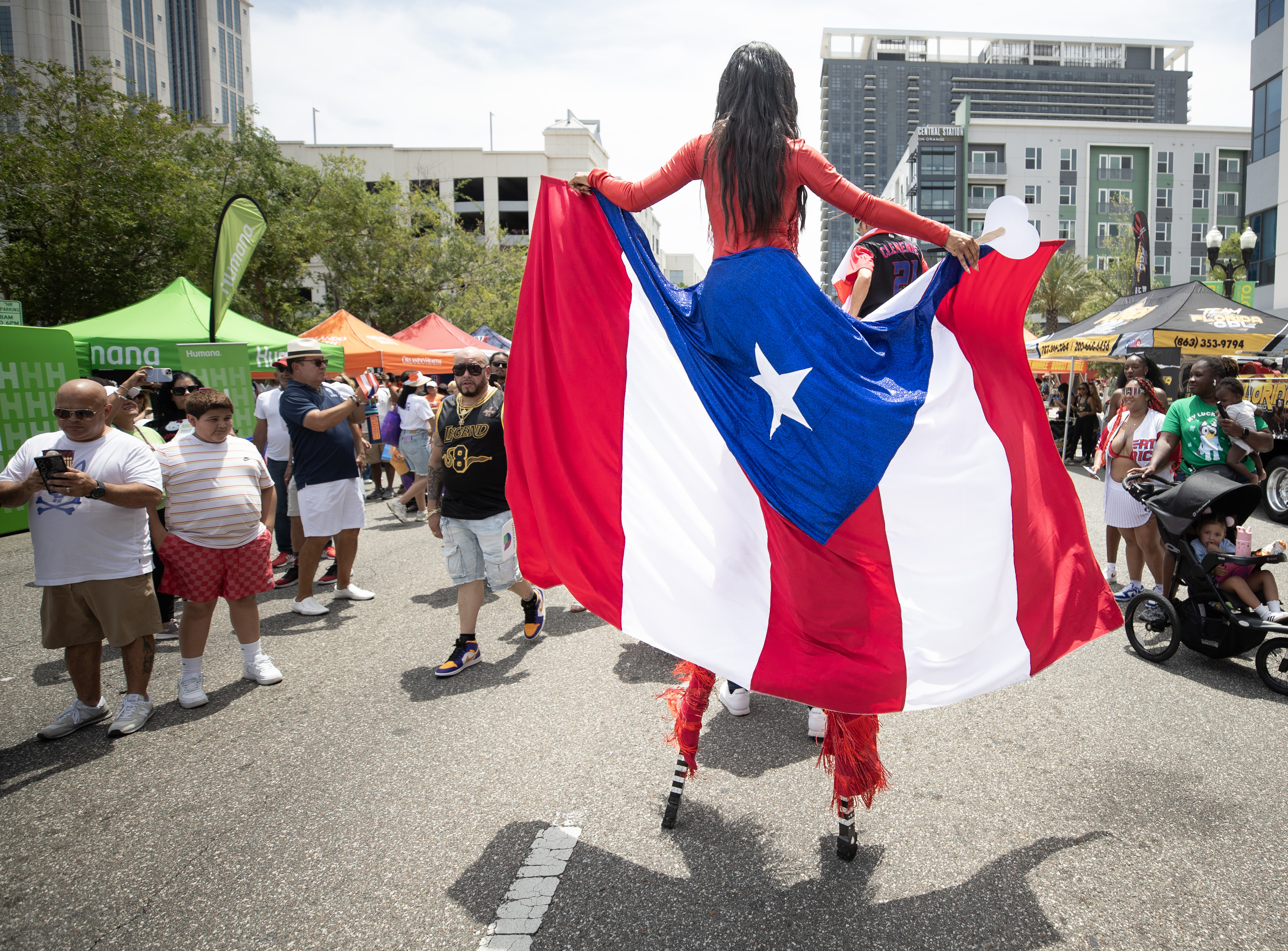 Los asistentes al Desfile y Festival Puertorriqueño de Florida celebraron la cultura, el patrimonio, los valores puertorriqueños y sus contribuciones al estado de Florida en las calles del centro de Orlando, Florida, el sábado 26 de abril de 2025. (Willie J. Allen Jr./Orlando Sentinel)