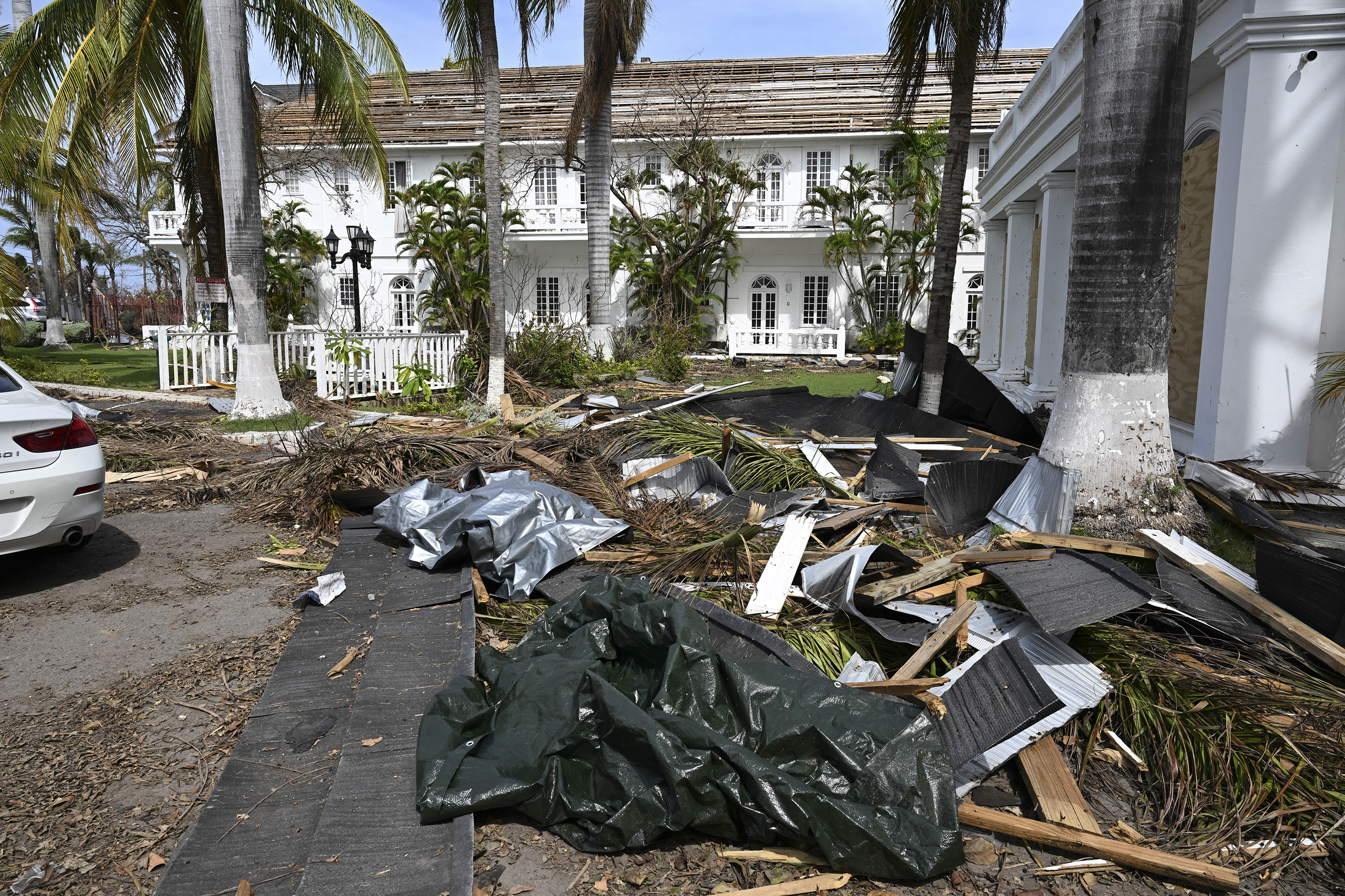 Los daños causados ​​por el huracán Melissa se ven en el resort Sea Garden Beach, en Montego Bay, Jamaica, el 3 de noviembre de 2025. (Ricardo Makyn/AFP/Getty Images/TNS)