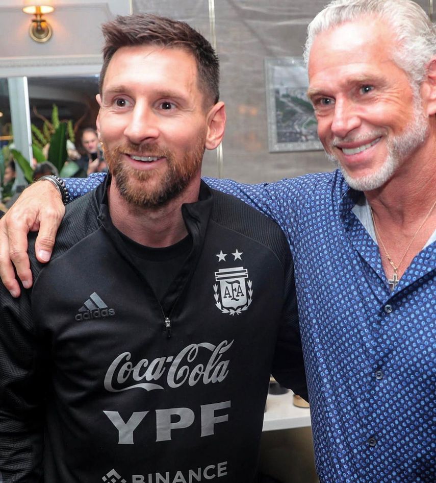 Martín Koening, fundador de Baires Grill, junto a la estrella del fútbol mundial Lionel Messi.
