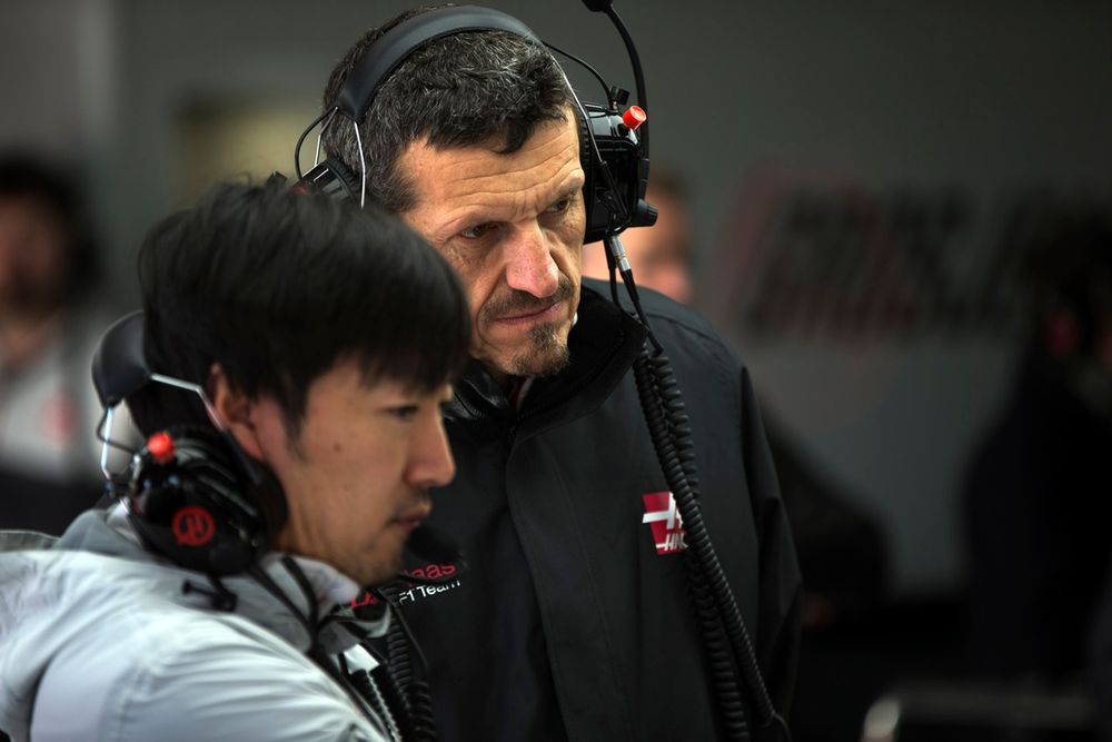Gunther Steiner, jefe del equipo Haas F1, Ayao Komatsu, ingeniero jefe de carrera de Haas F1